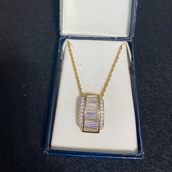 Cz diamond pendant with gold chain - Picture 2 of 5